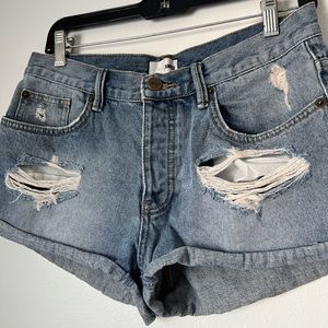 Amuse Society distressed light wash denim shorts | size 27